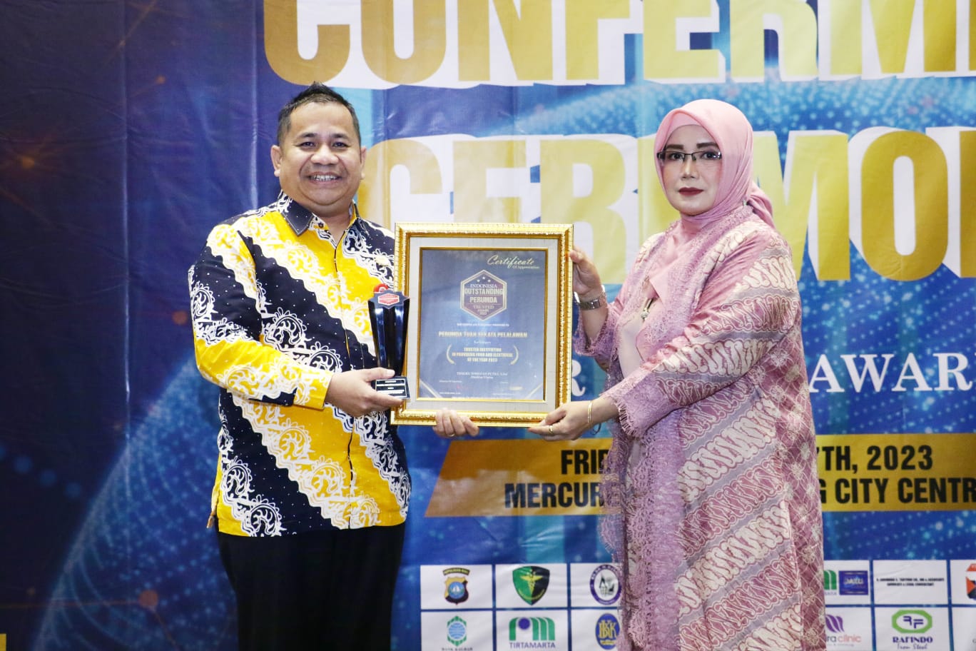 Perusahaan Umum Daerah Tuah Sekata mendapat Reward dari 5 Pilar Media Communication dan Lembaga